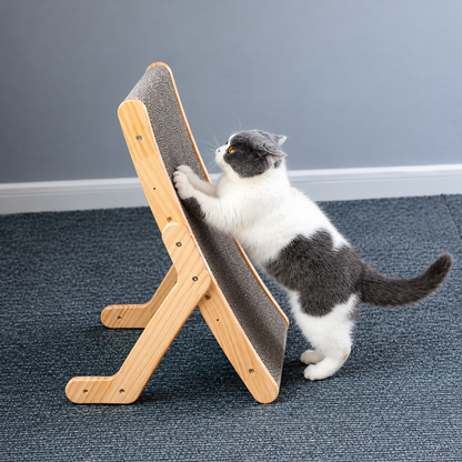 Neugierige Katze am Nesta Kratzbrett aus Holz